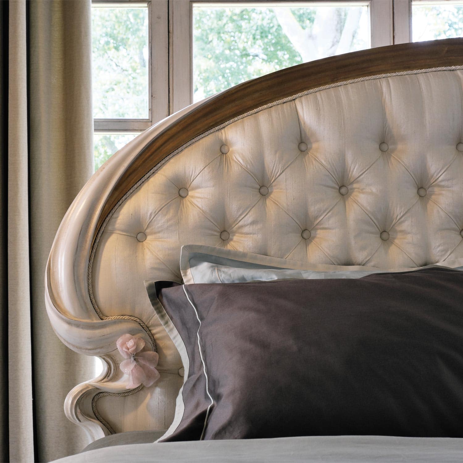Classic Italian Hand Carved Premium Luxury Bed for Villas