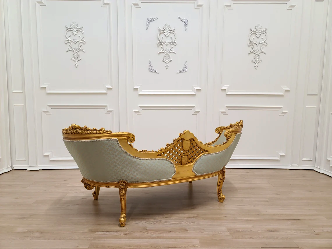 Carved French Style Settee - Antique Gold Leaf Gilding Finishing
