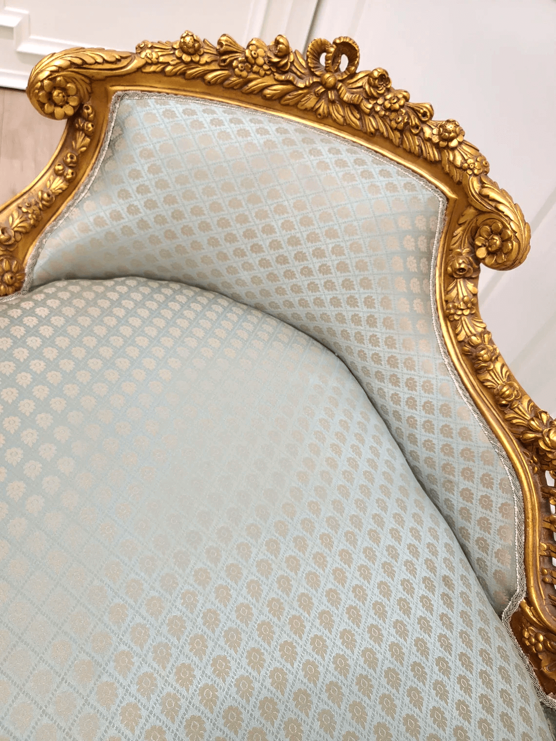 Carved French Style Settee - Antique Gold Leaf Gilding Finishing