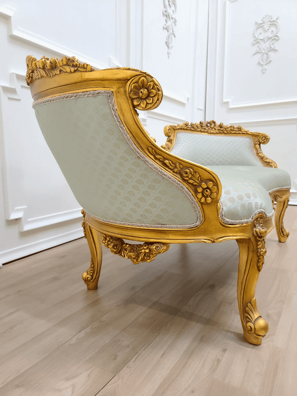 Carved French Style Settee - Antique Gold Leaf Gilding Finishing