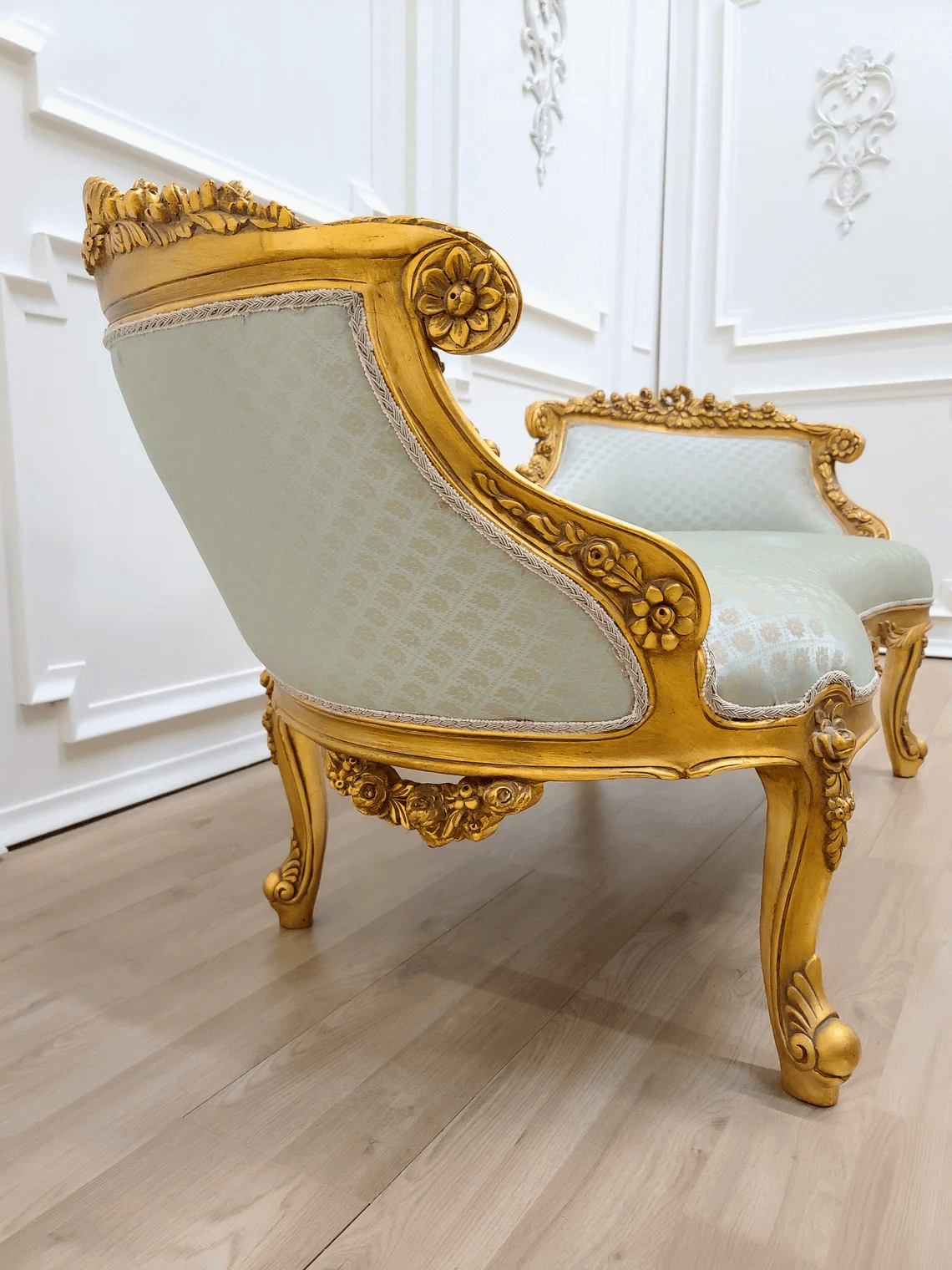 Carved French Style Settee - Antique Gold Leaf Gilding Finishing