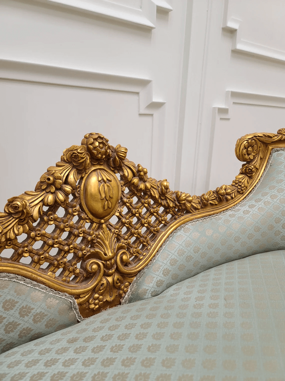 Carved French Style Settee - Antique Gold Leaf Gilding Finishing