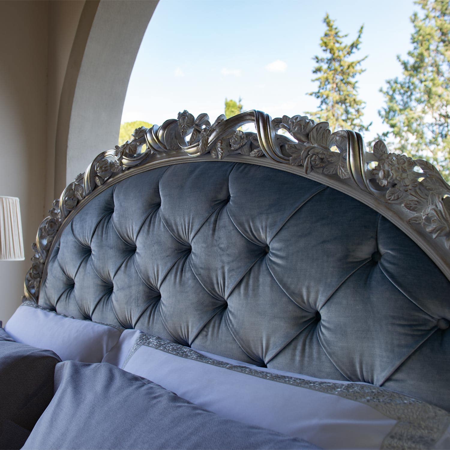 Luxury Hand Carved NewYork High End Classic Italian Bed for Villa