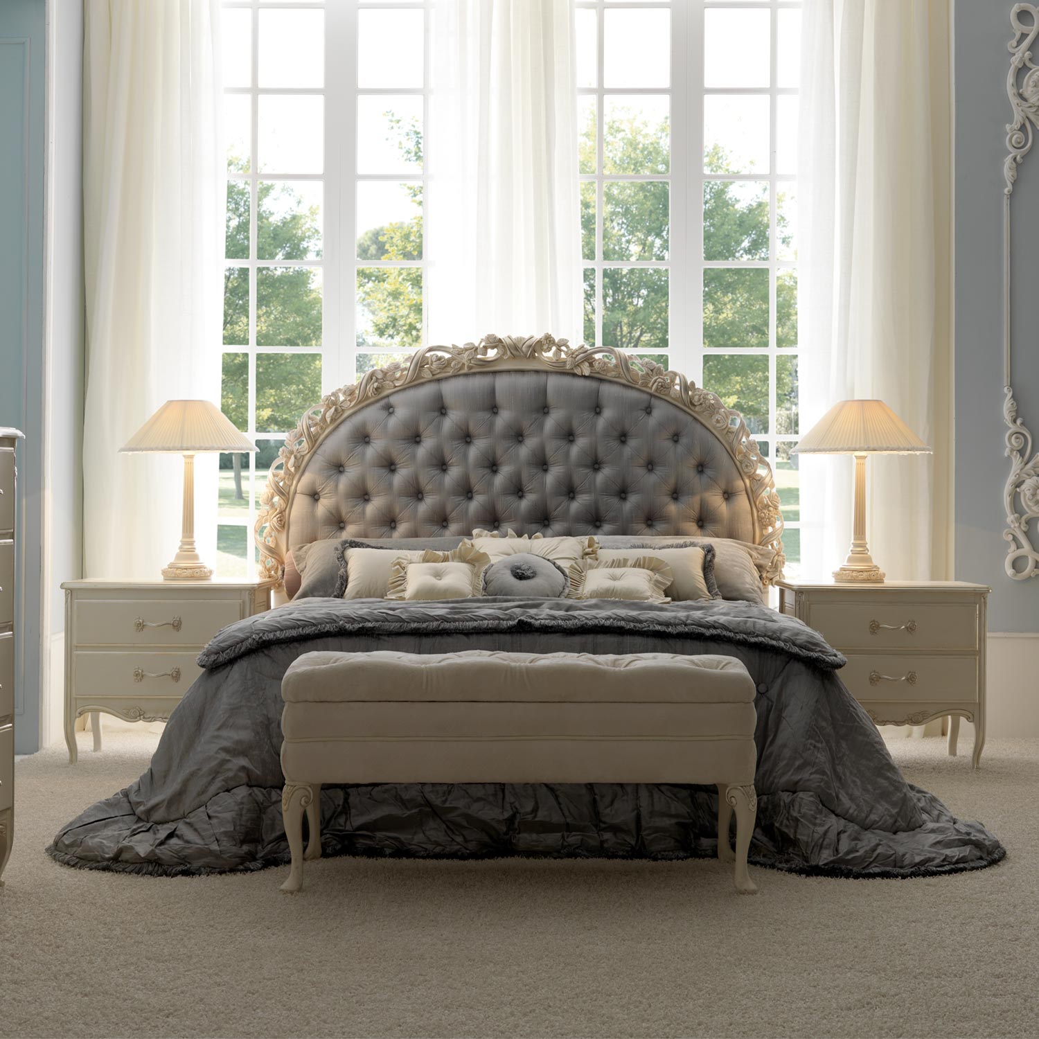 Luxury Hand Carved NewYork High End Classic Italian Bed for Villa
