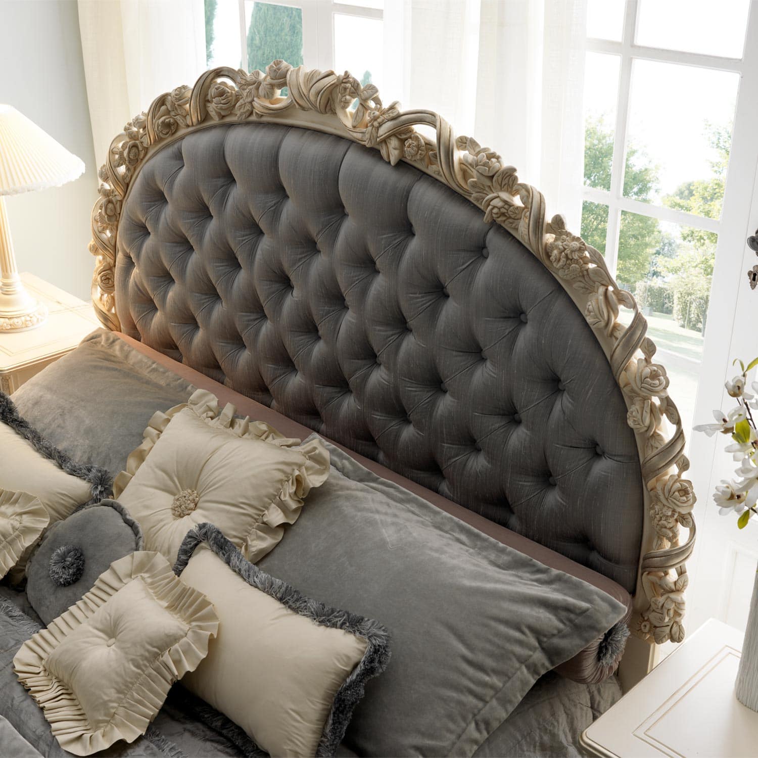 Luxury Hand Carved NewYork High End Classic Italian Bed for Villa